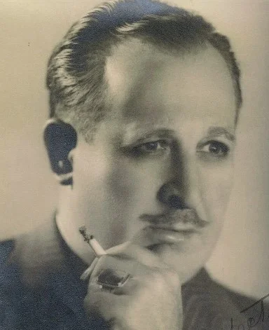 Л. Расселл Льюис фото