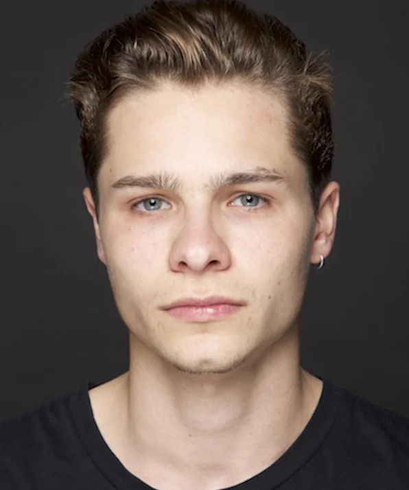 Тоби Уоллес фото