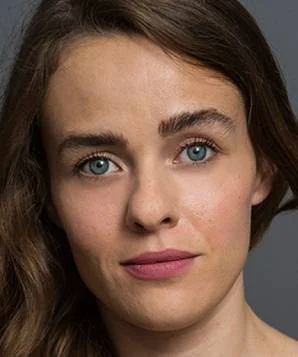 Тугба Чом фото