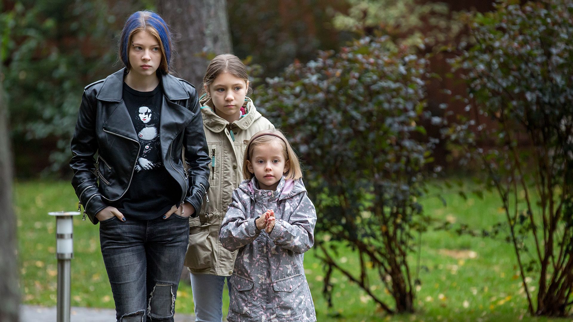 Держи меня за руку