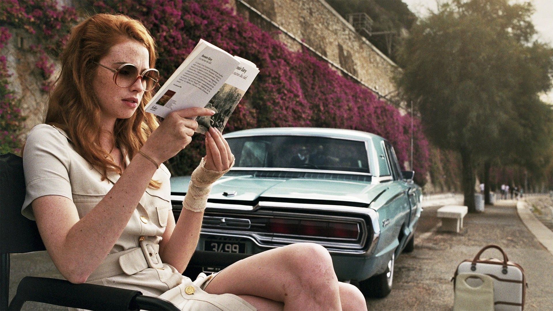 Дама в очках и с ружьем в автомобиле