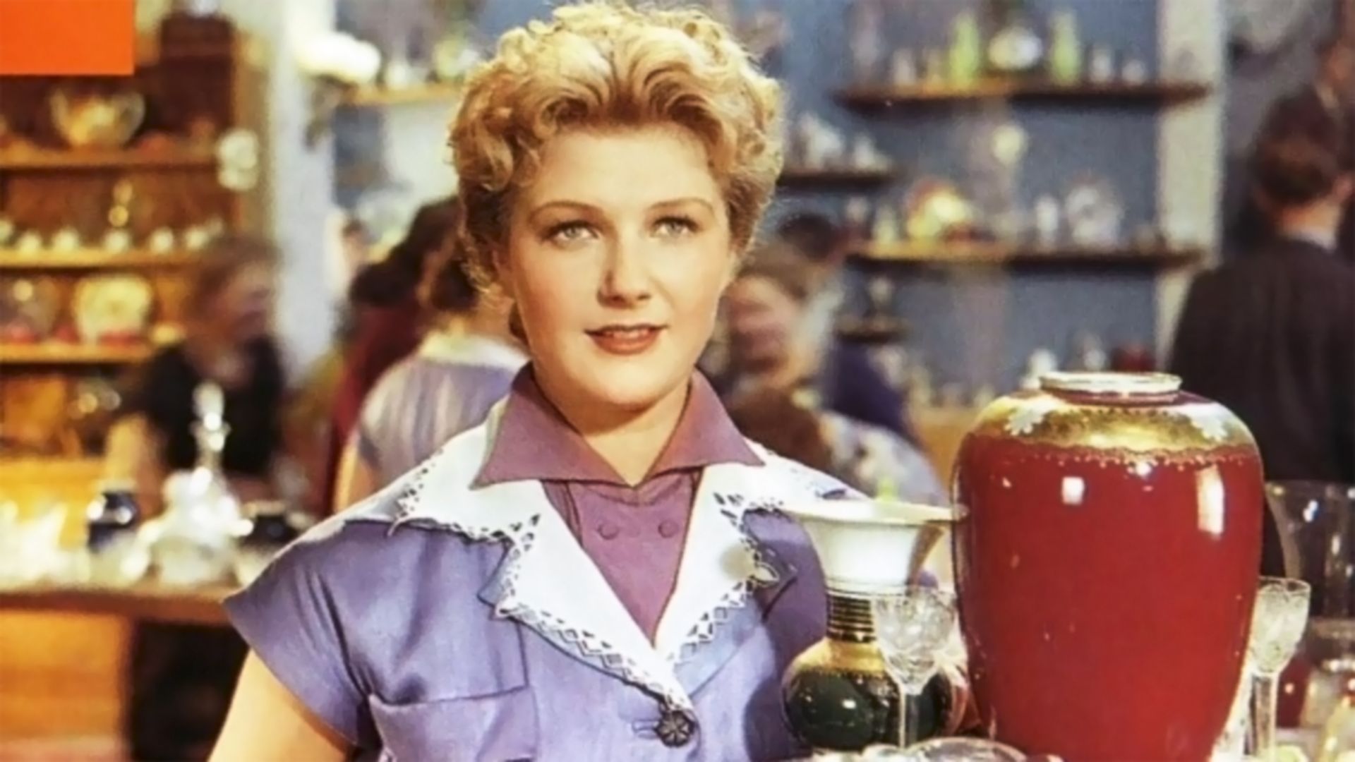 За витриной универмага