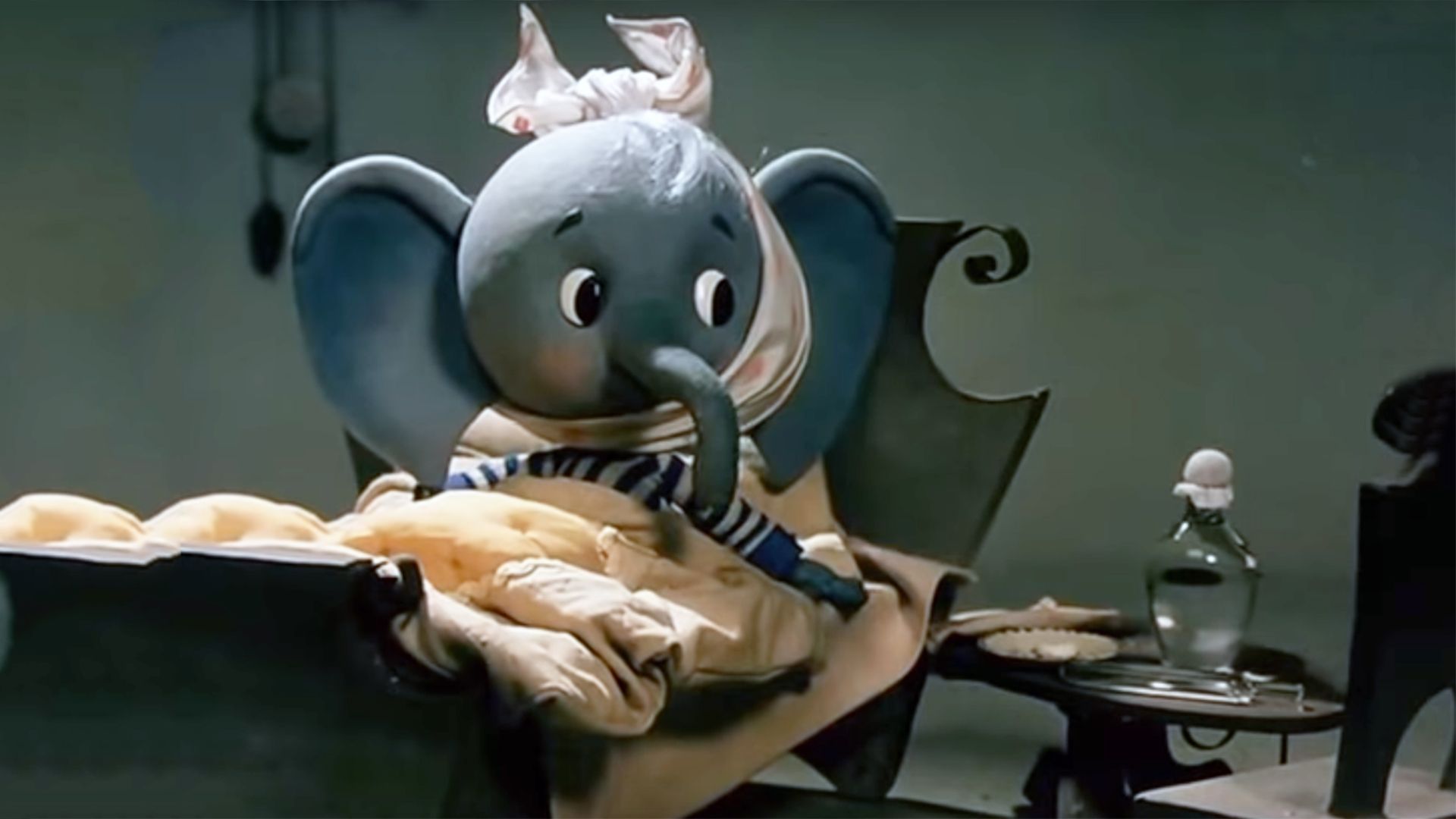 Слоненок заболел