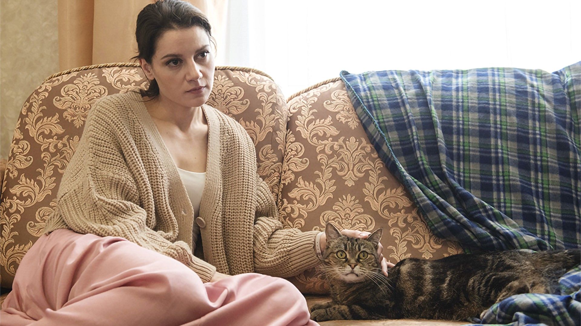 Женщина с котом и детективом