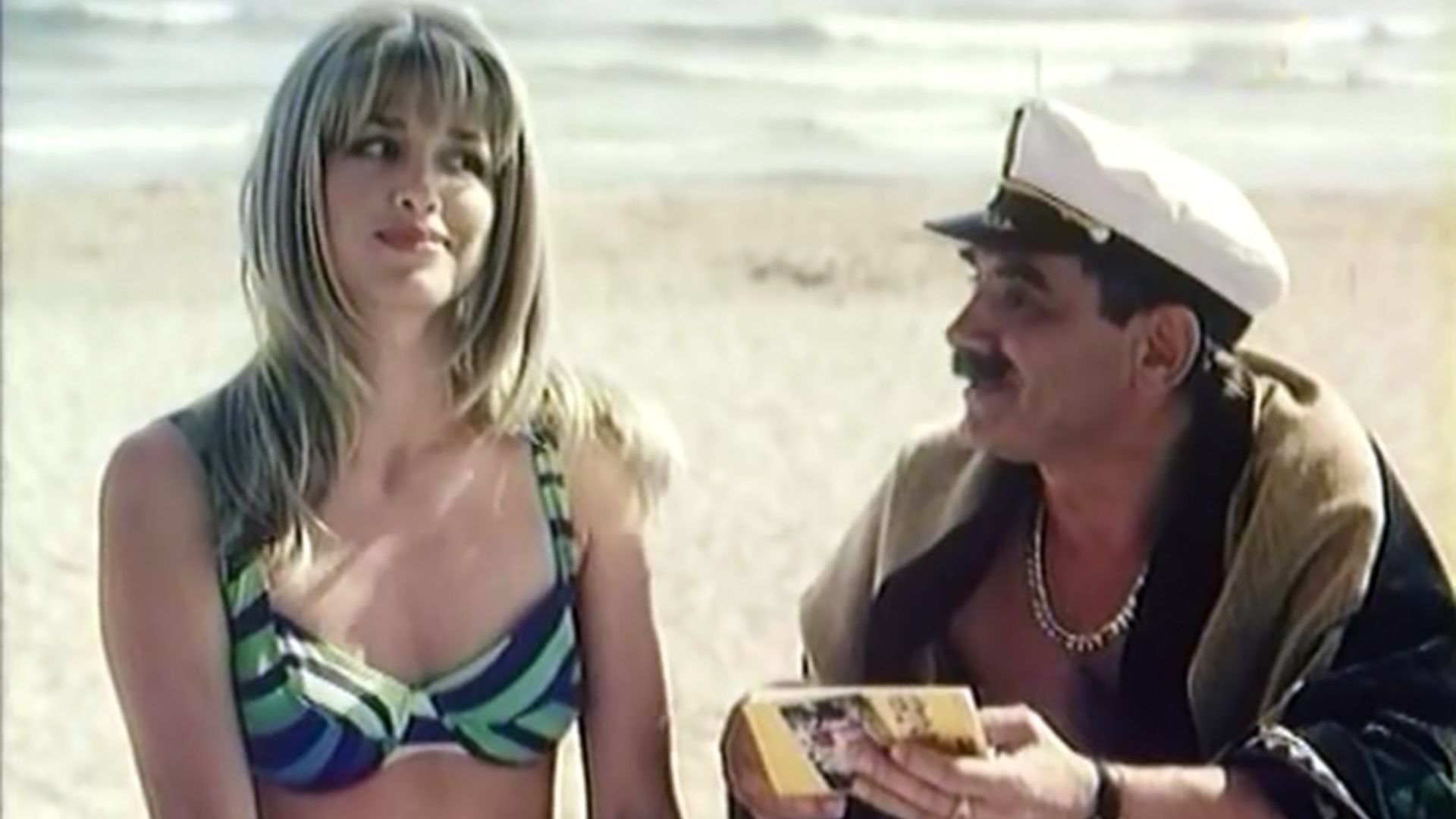 Агент в мини юбке