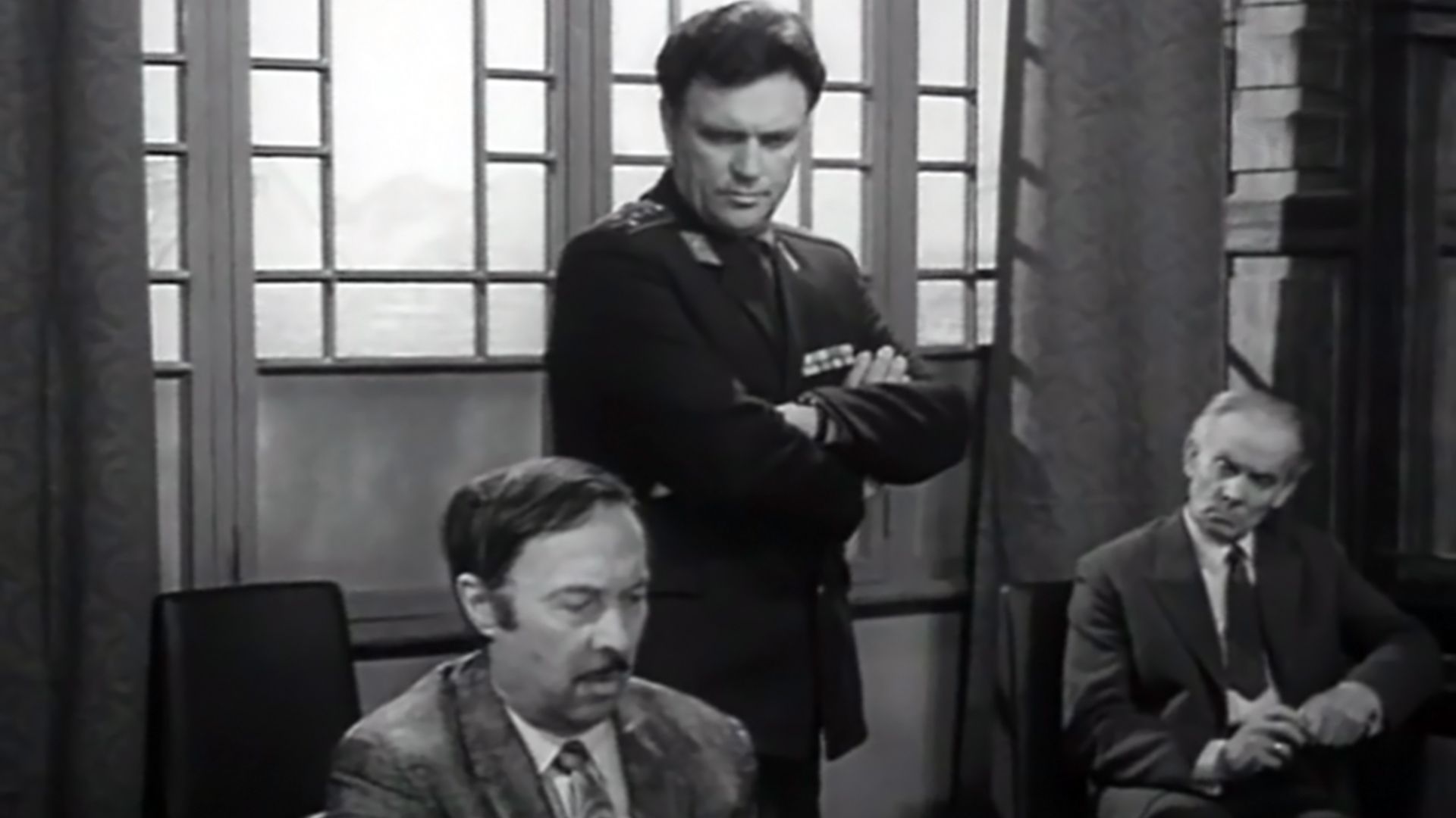 Человек в проходном дворе. 1-я - 4-я серии