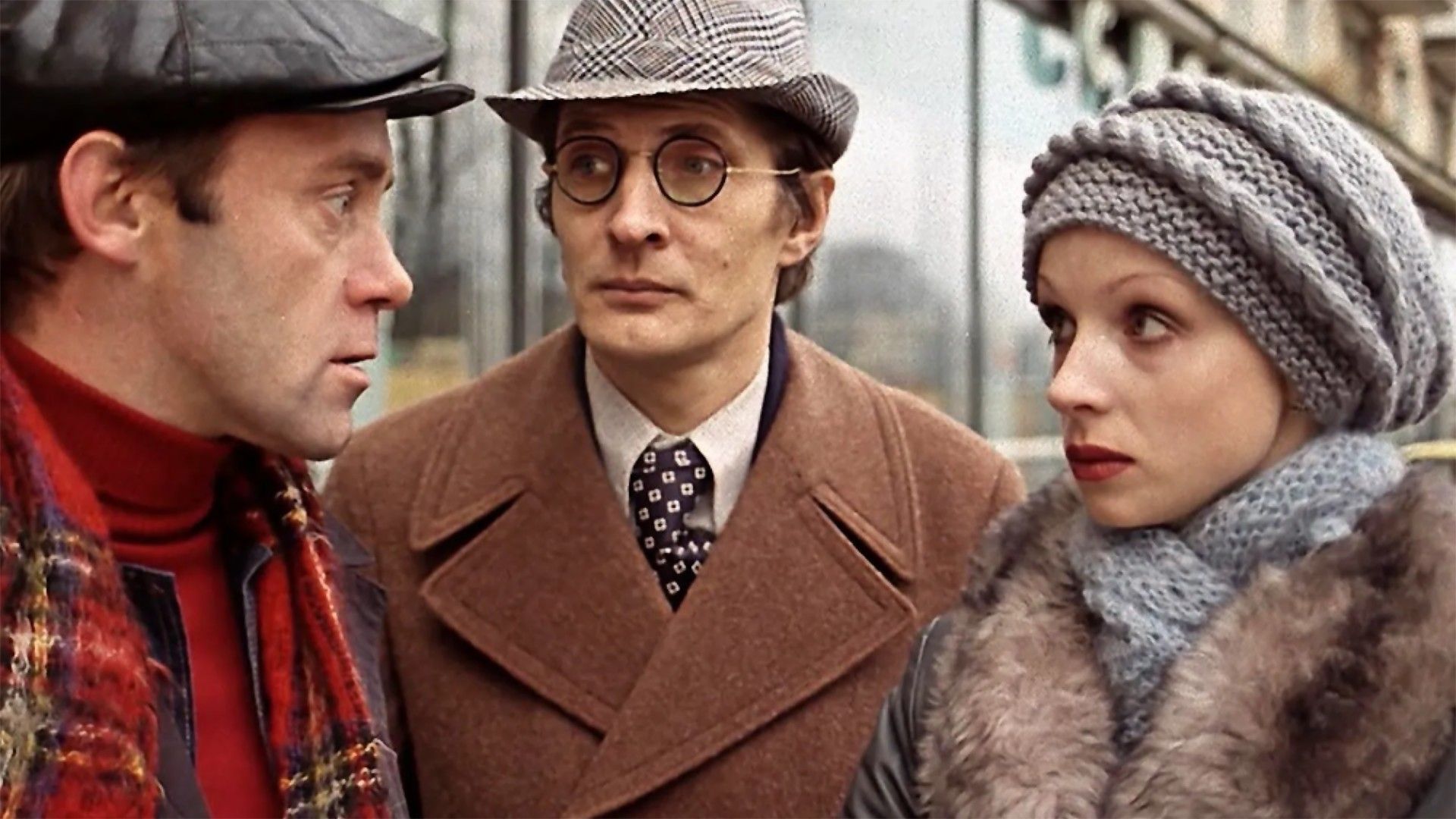 По улицам комод водили