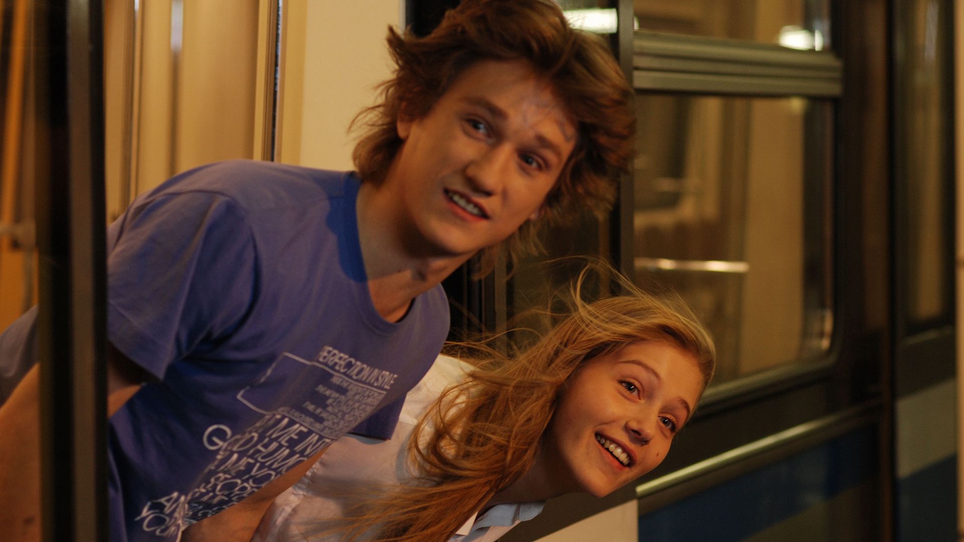 Поцелуй сквозь стену